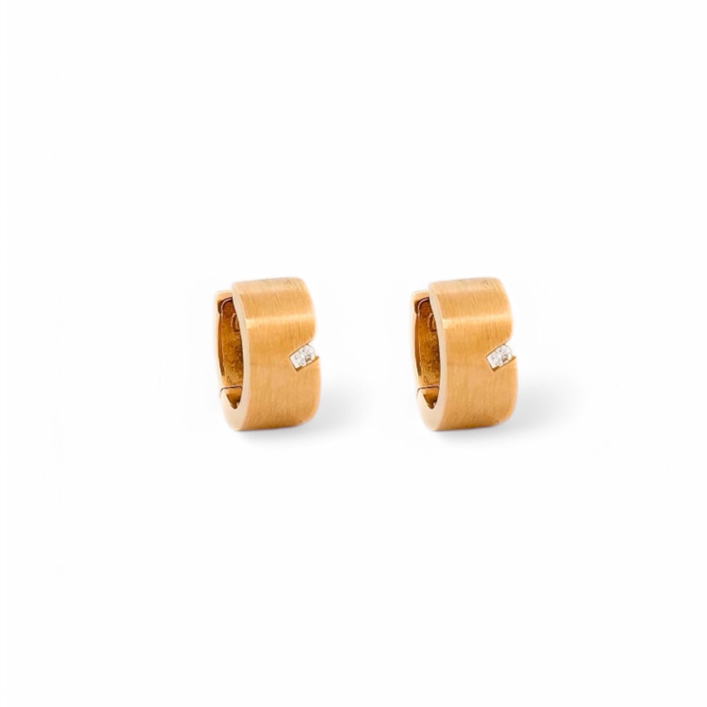 Pendientes de Oro amarillo de 18kt en forma de aro y 1 diamante talla brillante. Cierre Catalán. Esta ha sido restaurada en nuestro taller de Barcelona y se entrega certificada.
Ian'or la mejor joyeria compra-venta de Oro de Barcelona, te garantizamos el mejor precio. Restauración de joyas vintage y segunda mano. Compro oro Barcelona.