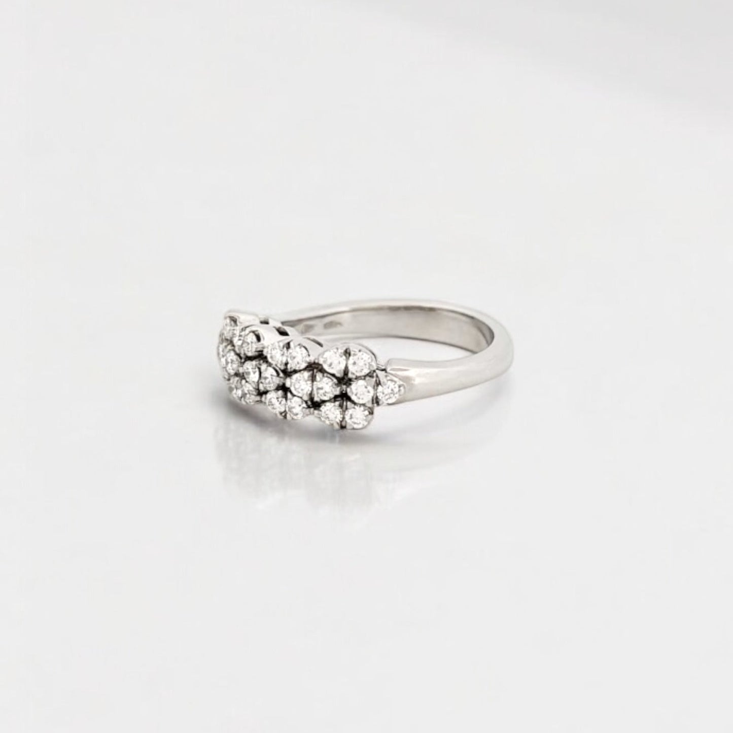 Comprar sortija de oro blanco de 18kt con pavé de 26 diamantes. Joyería compro oro, dónde comprar y vender joyas al mejor precio en Barcelona. Joyas al mejor precio, envío gratuito.
