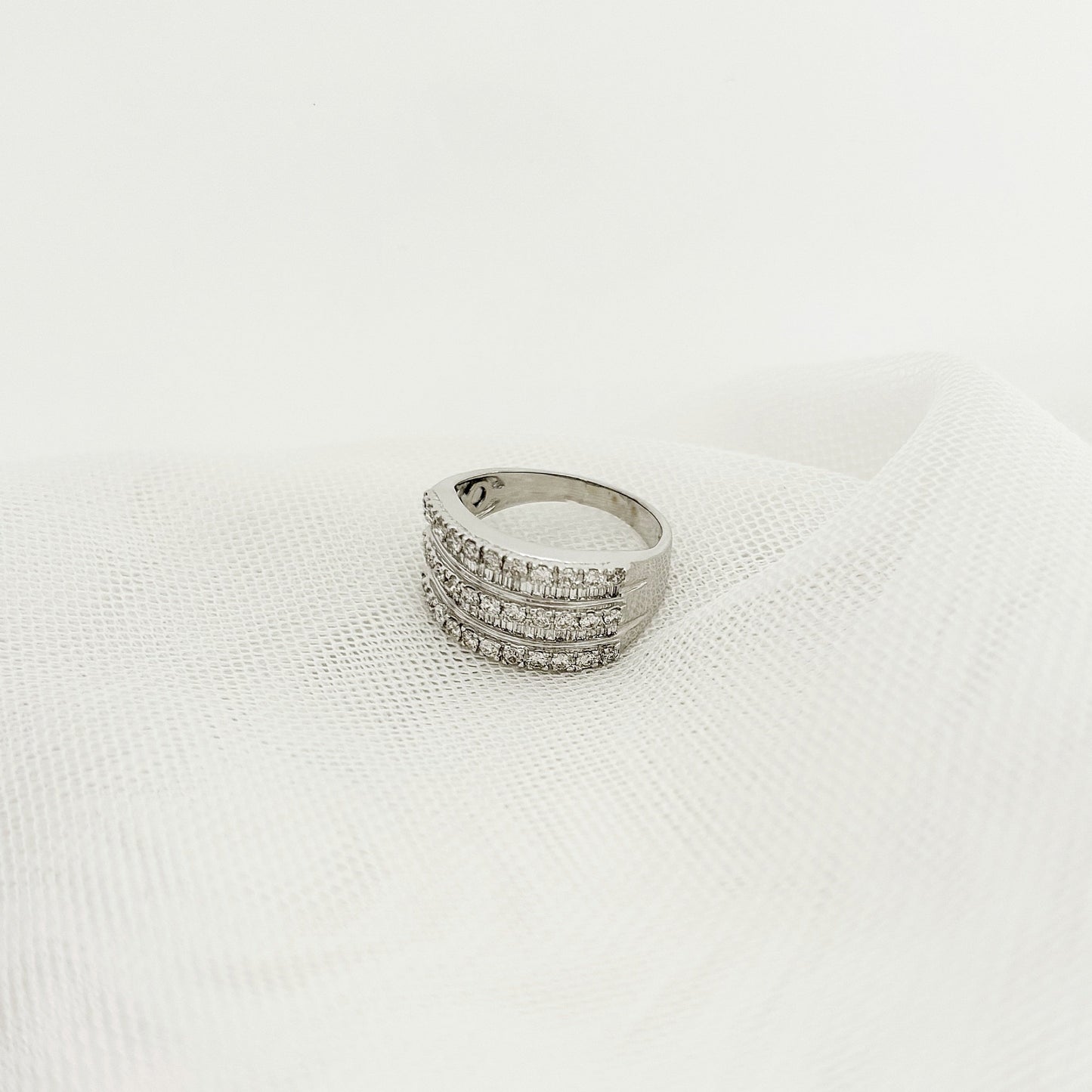 10828GM - Anillo oro 18kt con 5 carriles de diamante talla baguette y brillante