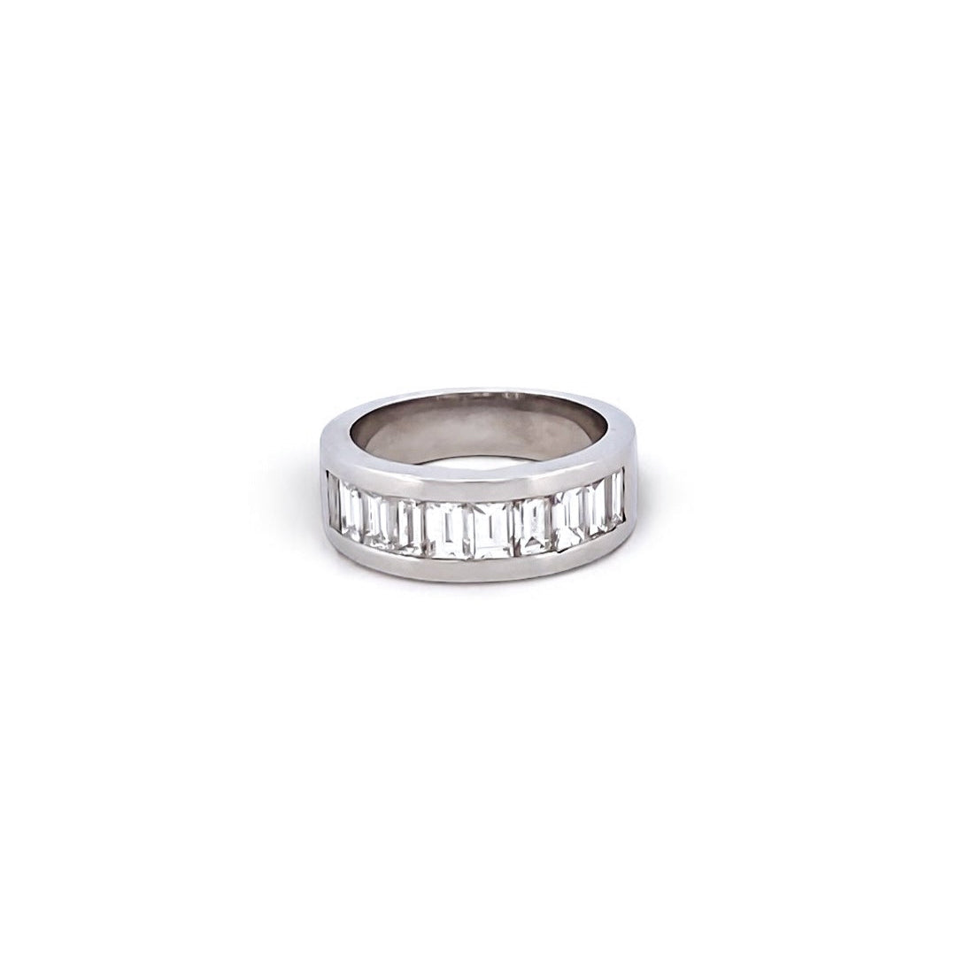 Comprar media alianza de oro blanco de 18kt con carril de 10 diamantes talla baguette. Joyas con diamantes al mejor precio. Joyería Ian'Or. Envío gratis.