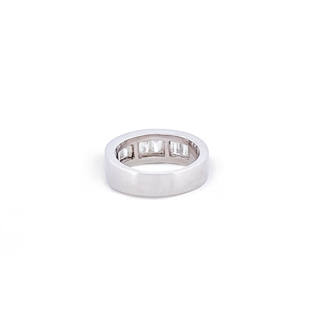 Comprar media alianza de oro blanco de 18kt con carril de 10 diamantes talla baguette. Joyas con diamantes al mejor precio. Joyería Ian'Or. Envío gratis.
