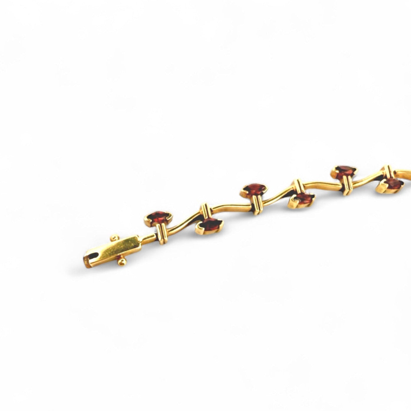 Comprar pulsera oro amarillo de 18kt con 20 rubíes talla oval a lo largo de la pulsera. Compra de joyas al mejor precio en Barcelona. Joyería Ian'Or.