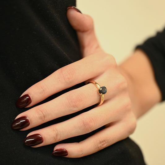 Anillo de oro amarillo de 18kt con zafiro azul ovalado. Joyas segunda mano restauradas baratas en Barcelona. Envío gratis. Joyería Ian'Or. Envío GRATIS y pieza certificada.