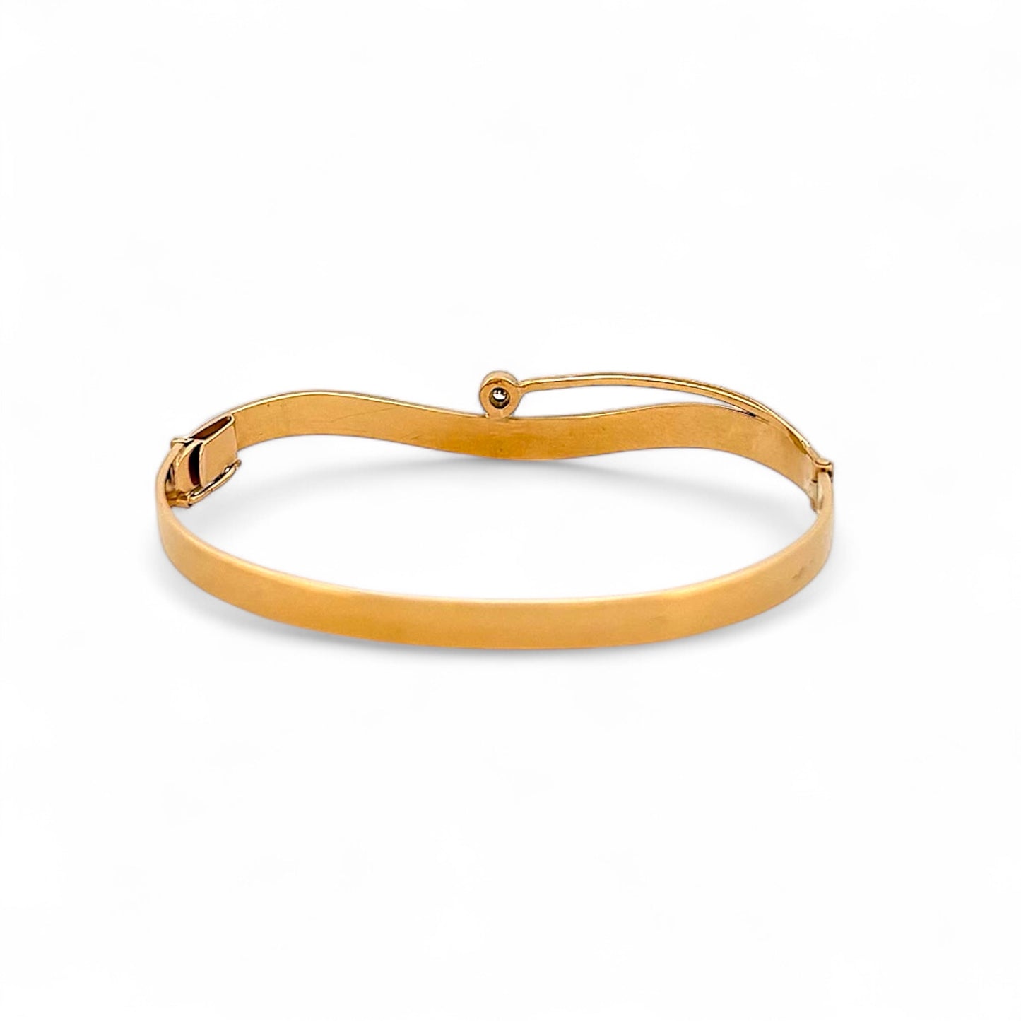 Pulsera esclava de Oro amarillo de 18kt y un diamante talla brillante. Esta preciosa pulsera rígida dispone de cierre de cajón. Joyas de segunda mano en Barcelona, compro oro y joyas al mejor precio. Joyería Compro Oro Barcelona, el mejor precio por tu oro y por joyas de segunda mano.
