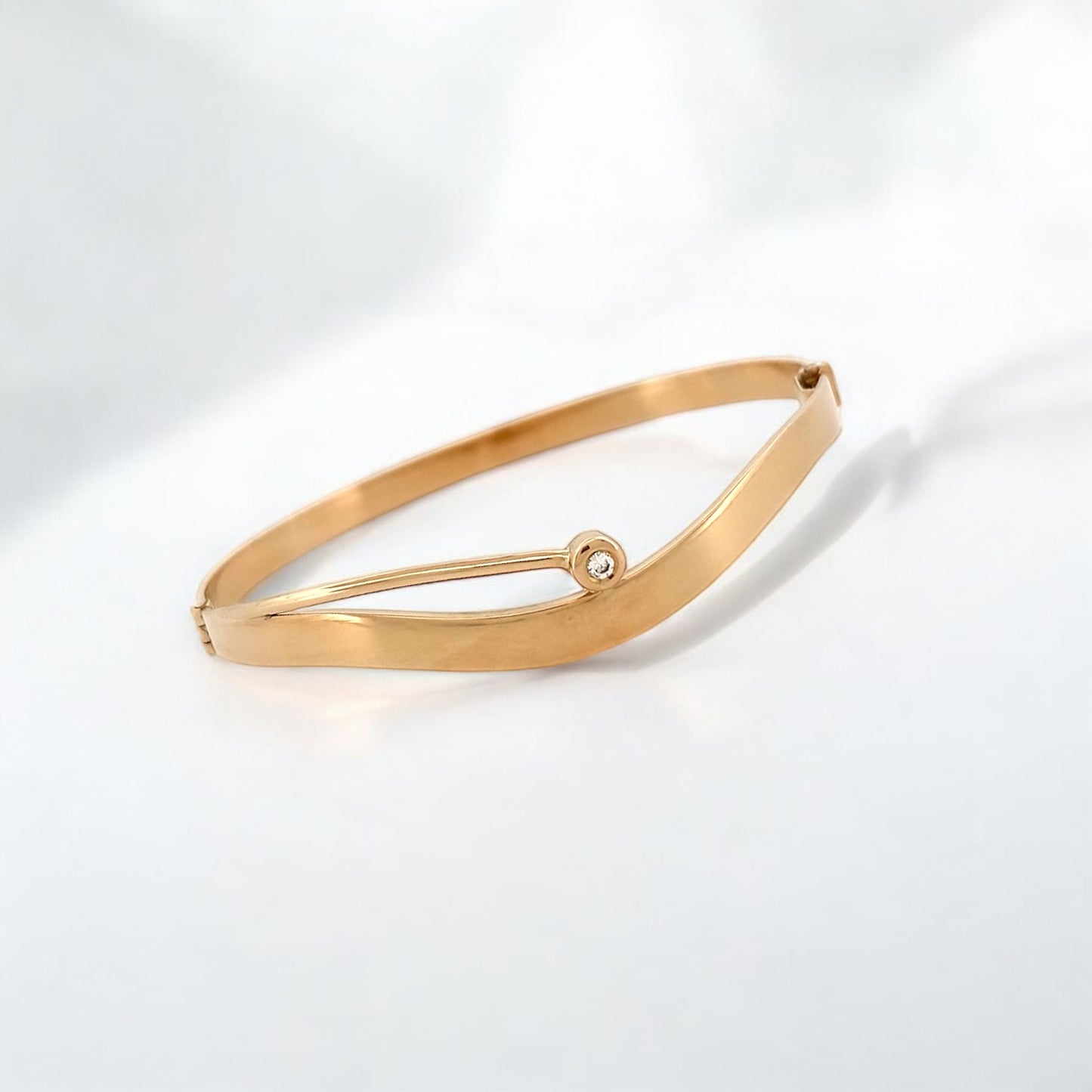 Pulsera esclava de Oro amarillo de 18kt y un diamante talla brillante. Esta preciosa pulsera rígida dispone de cierre de cajón. Joyas de segunda mano en Barcelona, compro oro y joyas al mejor precio. Joyería Compro Oro Barcelona, el mejor precio por tu oro y por joyas de segunda mano.