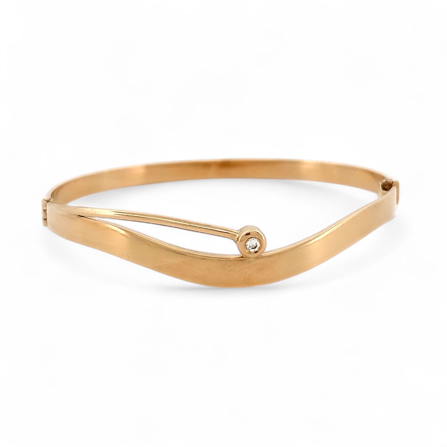 Pulsera esclava de Oro amarillo de 18kt y un diamante talla brillante. Esta preciosa pulsera rígida dispone de cierre de cajón. Joyas de segunda mano en Barcelona, compro oro y joyas al mejor precio. Joyería Compro Oro Barcelona, el mejor precio por tu oro y por joyas de segunda mano.