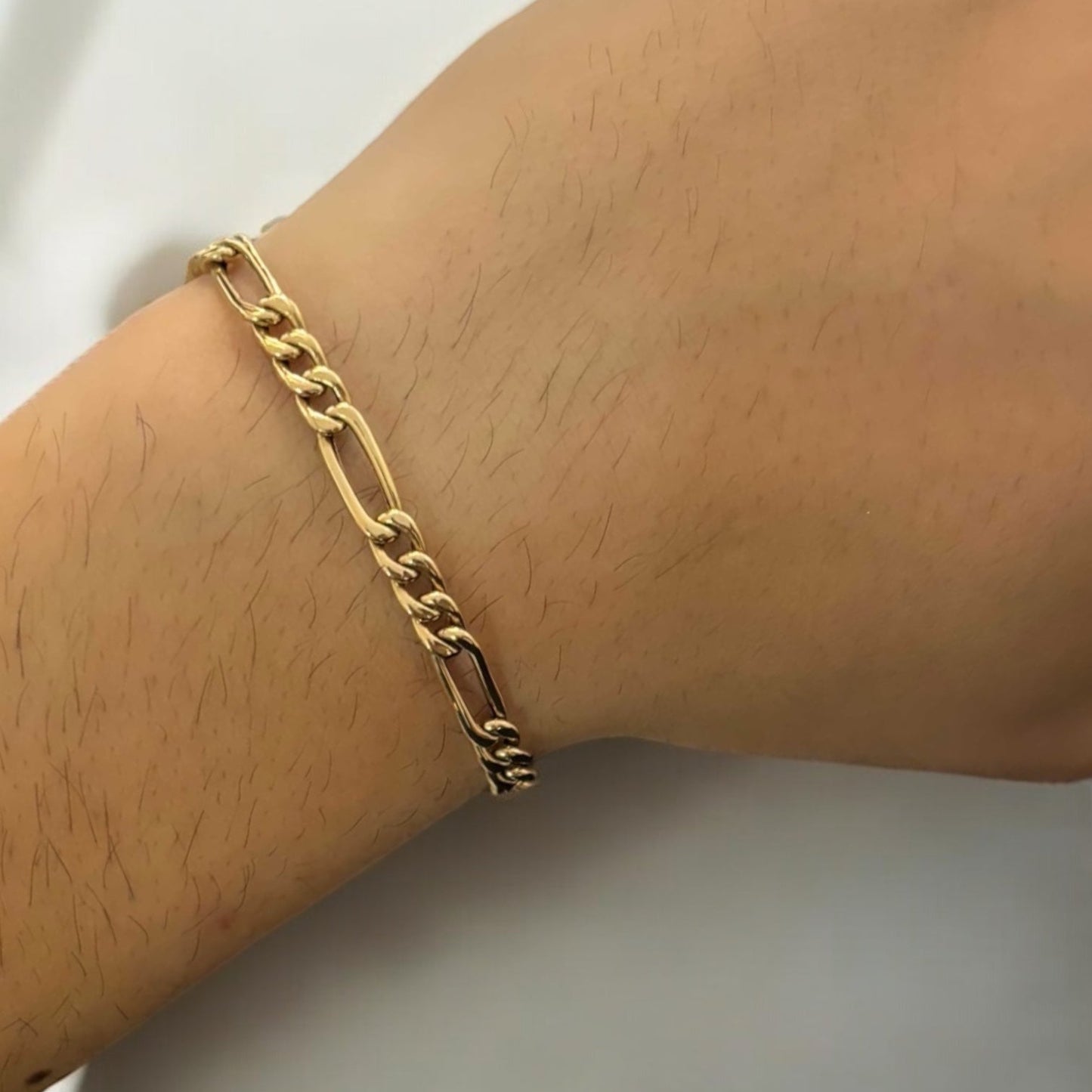 Pulsera oro amarillo de 18kt con cadena alterna barbada. La cadena mide 19,4cm y dispone de un cierre tipo mosquetón. Pulseras de oro 18kt al mejor precio.