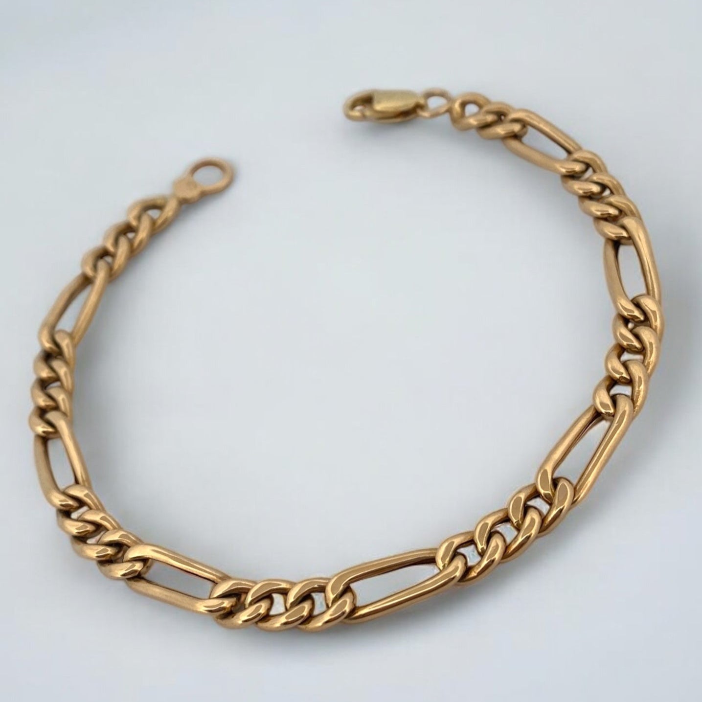 Pulsera oro amarillo de 18kt con cadena alterna barbada. La cadena mide 19,4cm y dispone de un cierre tipo mosquetón. Pulseras de oro 18kt al mejor precio.