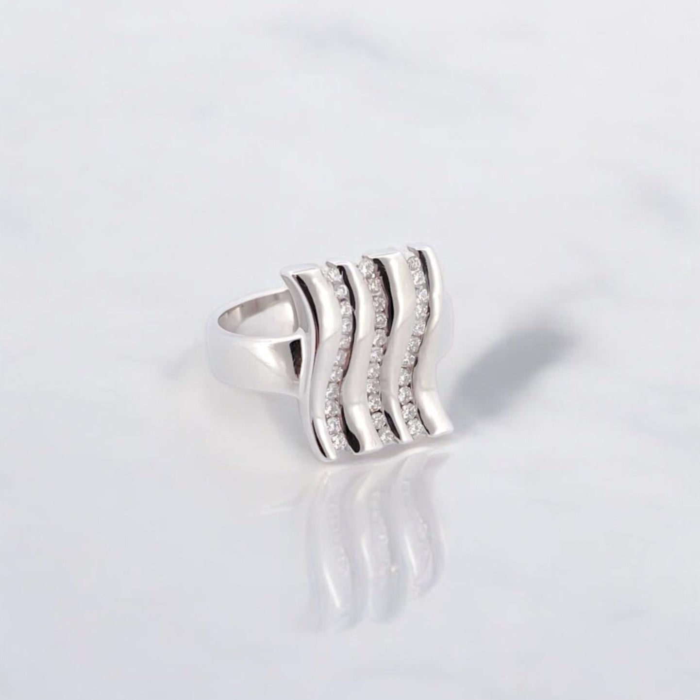 Sortija oro blanco 18kt y 3 carriles con diamantes. Joyería compro oro, dónde comprar y vender joyas al mejor precio en Barcelona. Joyas al mejor precio, envío gratuito.