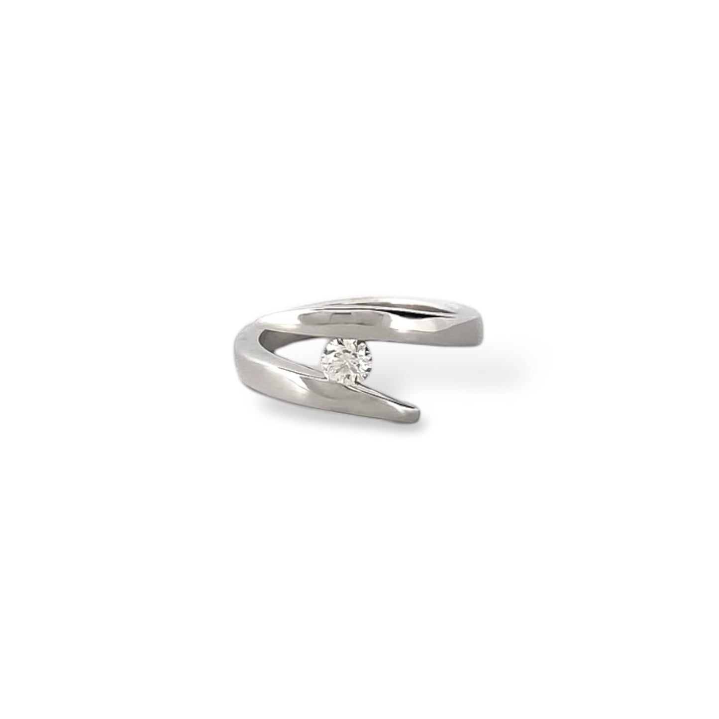 Solitario realizado en oro blanco de 18kt con diamante talla brillante engastado en los 2 brazos. Un anillo que destaca por su sencillez y comodidad. Compro Oro y venta de joyas restauradas, dónde comprar y vende oro y joyas al mejor precio en Barcelona. Anillos de compromiso baratos en Barcelona.
