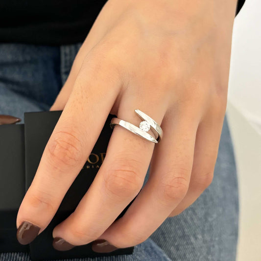 Solitario realizado en oro blanco de 18kt con diamante talla brillante engastado en los 2 brazos. Un anillo que destaca por su sencillez y comodidad. Compro Oro y venta de joyas restauradas, dónde comprar y vende oro y joyas al mejor precio en Barcelona. Anillos de compromiso baratos en Barcelona.