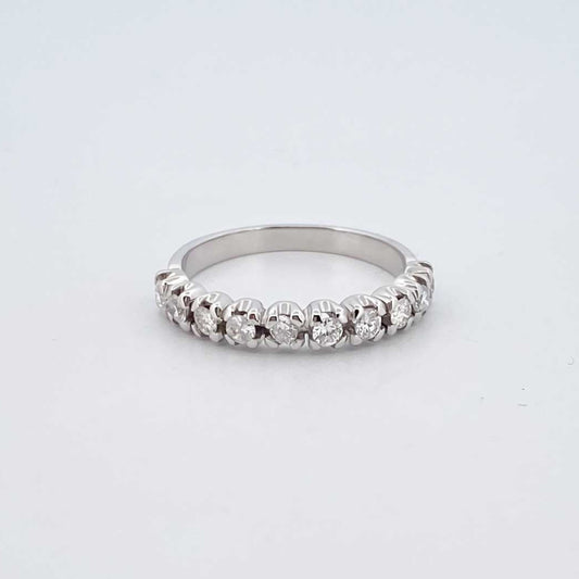 Media alianza de oro blanco de 18kt con carril de 10 diamantes talla brillante engastados en 4 grapas. Anillos compromiso de diamantes Barcelona.