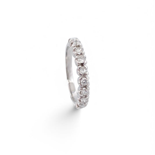 Media alianza de oro blanco de 18kt con carril de 10 diamantes talla brillante engastados en 4 grapas. Anillos compromiso de diamantes Barcelona.