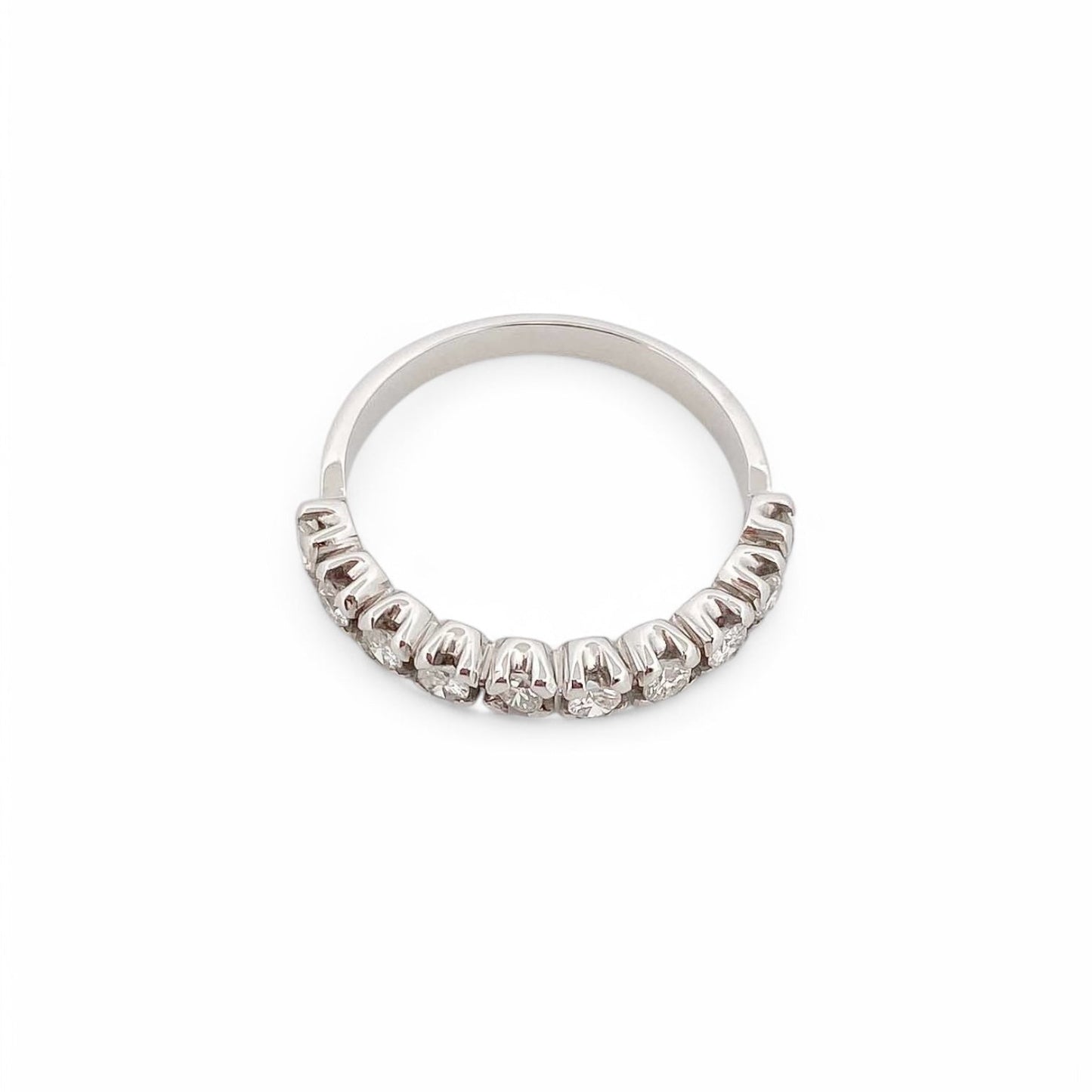 Media alianza de oro blanco de 18kt con carril de 10 diamantes talla brillante engastados en 4 grapas. Anillos compromiso de diamantes Barcelona.