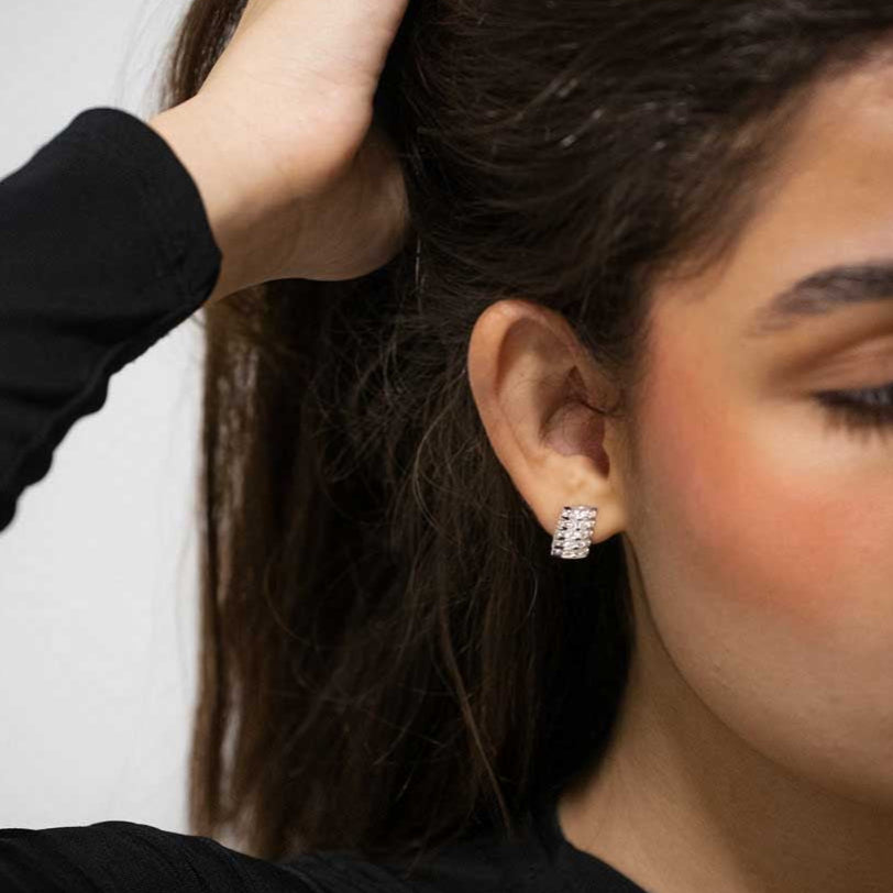 Comprar pendientes de oro blanco de 18kt con pavé de 25 diamantes talla brillante en cada pendiente, cierre omega. Barcelona, segunda mano, restauración y creación de joyas, compro oro Barcelona.