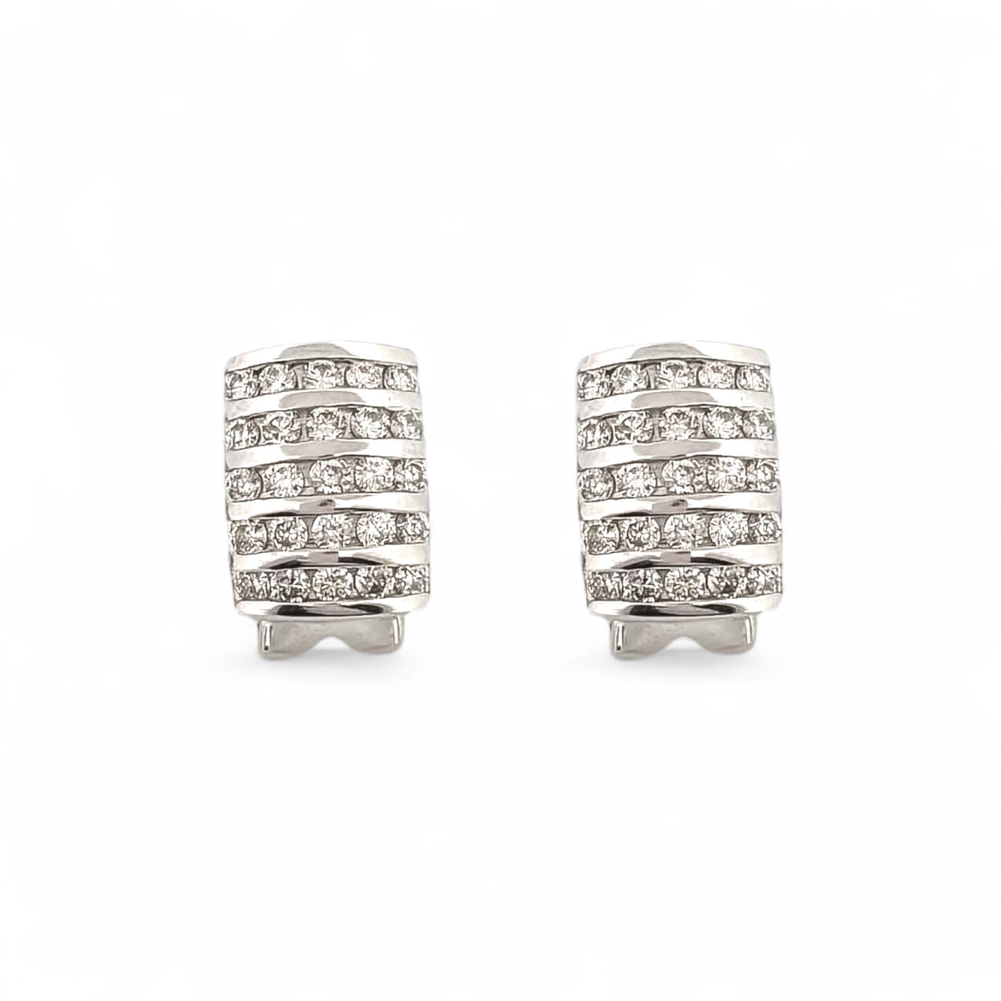 Comprar pendientes de oro blanco de 18kt con pavé de 25 diamantes talla brillante en cada pendiente, cierre omega. Barcelona, segunda mano, restauración y creación de joyas, compro oro Barcelona.