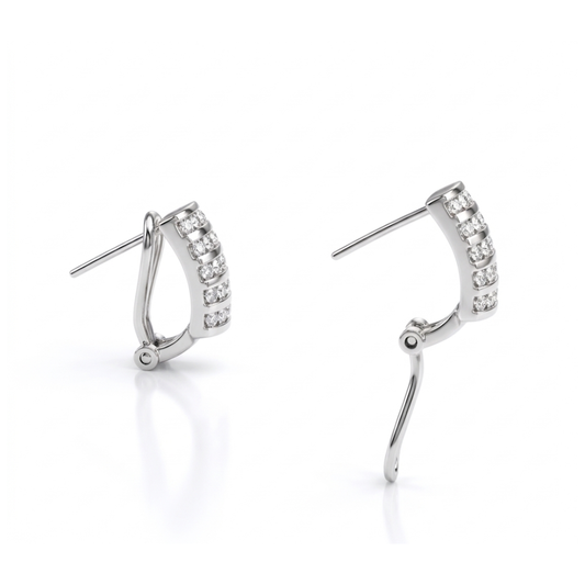 Comprar pendientes de oro blanco de 18kt con pavé de 25 diamantes talla brillante en cada pendiente, cierre omega. Barcelona, segunda mano, restauración y creación de joyas, compro oro Barcelona.