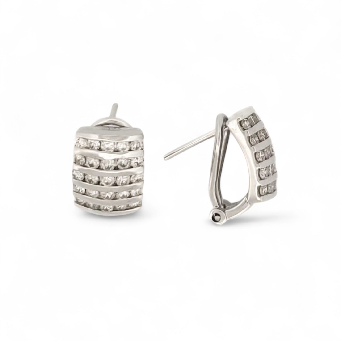 Comprar pendientes de oro blanco de 18kt con pavé de 25 diamantes talla brillante en cada pendiente, cierre omega. Barcelona, segunda mano, restauración y creación de joyas, compro oro Barcelona.