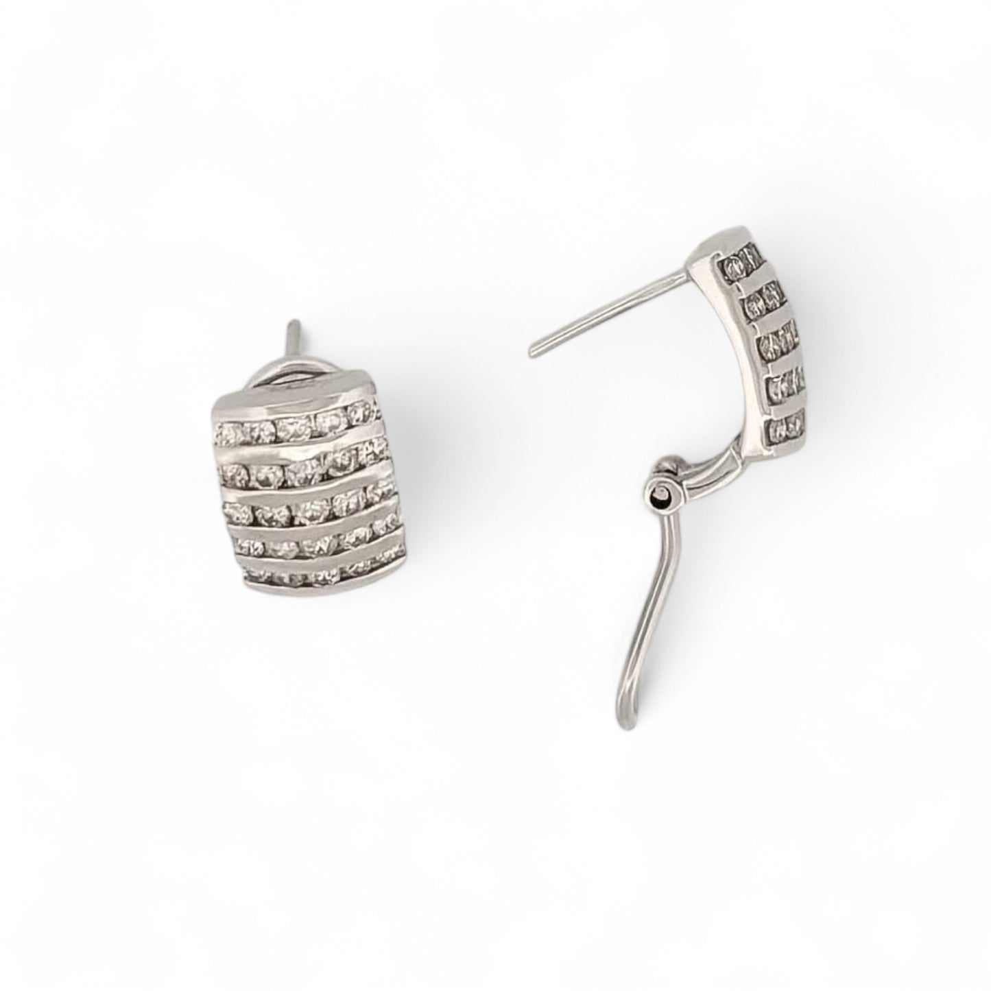 Comprar pendientes de oro blanco de 18kt con pavé de 25 diamantes talla brillante en cada pendiente, cierre omega. Barcelona, segunda mano, restauración y creación de joyas, compro oro Barcelona.