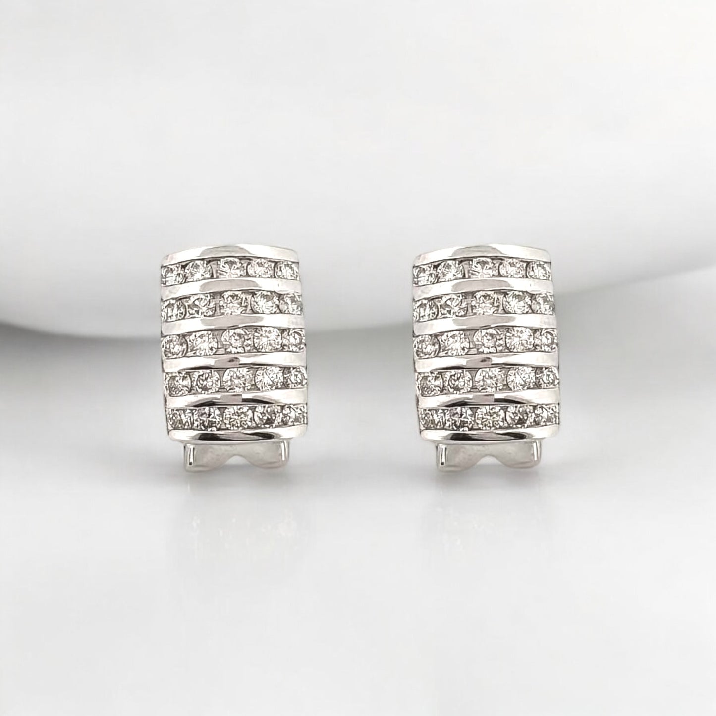 Comprar pendientes de oro blanco de 18kt con pavé de 25 diamantes talla brillante en cada pendiente, cierre omega. Barcelona, segunda mano, restauración y creación de joyas, compro oro Barcelona.