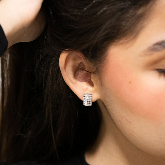 Comprar pendientes de oro blanco de 18kt con pavé de 25 diamantes talla brillante en cada pendiente, cierre omega. Barcelona, segunda mano, restauración y creación de joyas, compro oro Barcelona.