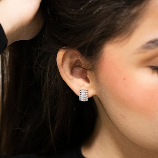 Comprar pendientes de oro blanco de 18kt con pavé de 25 diamantes talla brillante en cada pendiente, cierre omega. Barcelona, segunda mano, restauración y creación de joyas, compro oro Barcelona.