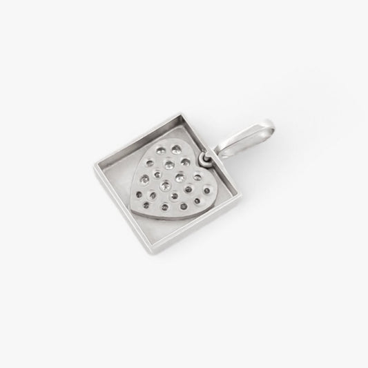 Comprar colgante cuadrado realizado en oro blanco de 18kt con pavé de diamantes talla brillante en forma de corazón. Joyas de segunda mano baratas. Ian'Or.