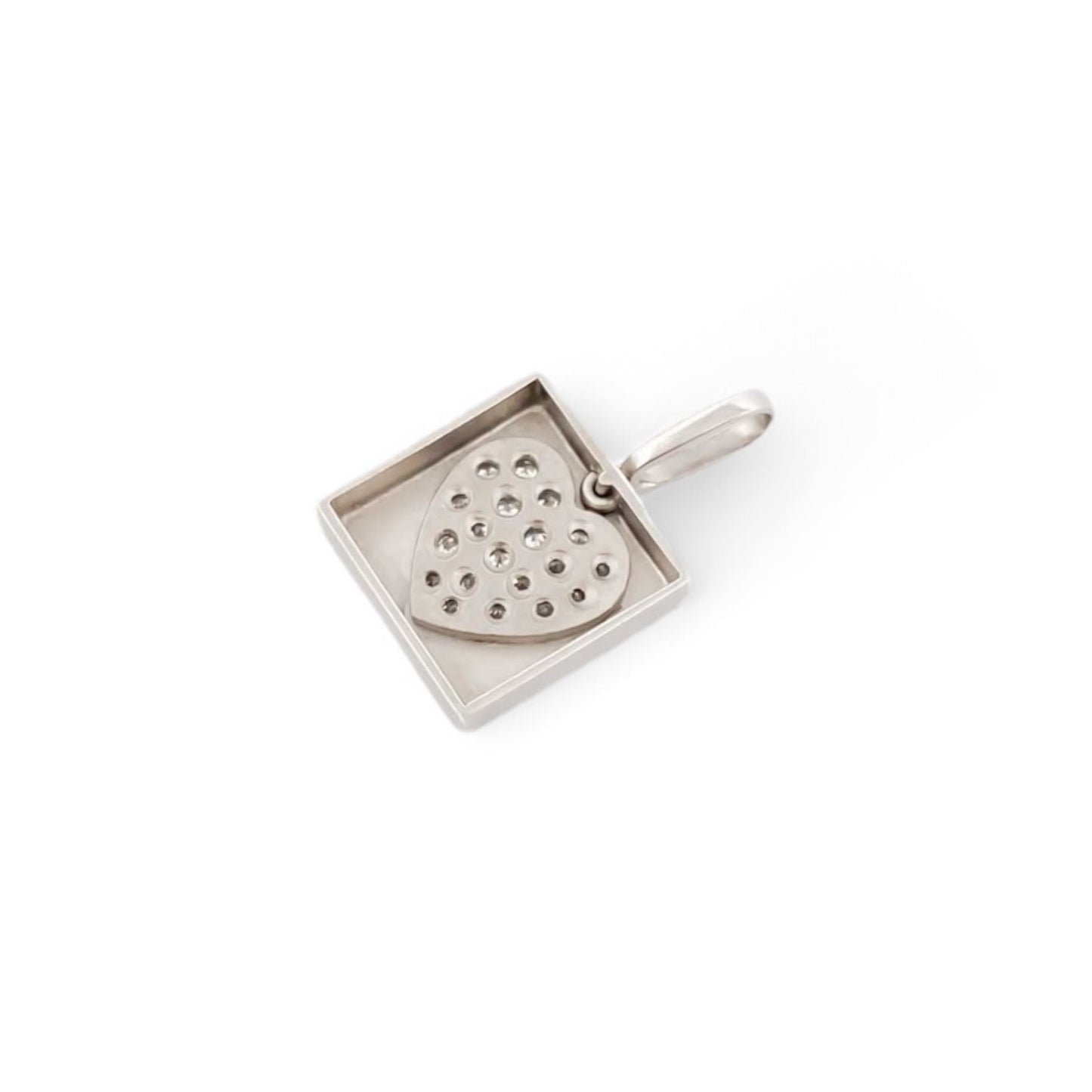 Comprar colgante cuadrado realizado en oro blanco de 18kt con pavé de diamantes talla brillante en forma de corazón. Joyas de segunda mano baratas. Ian'Or.