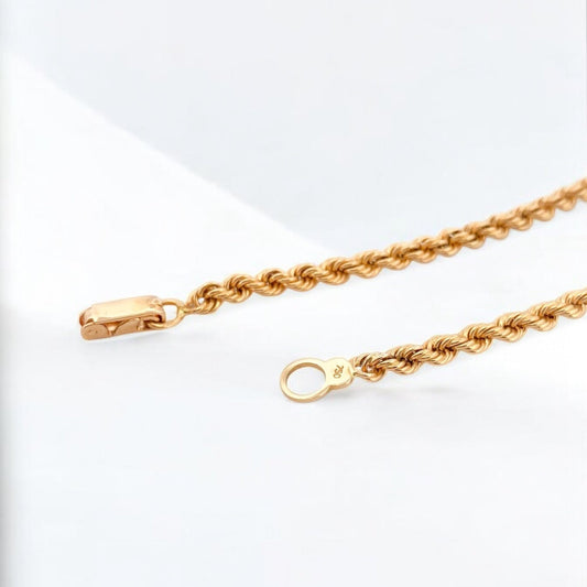 Collar de Oro amarillo de 18kt con cadena de cordón salomónico. La cadena mide 50,5cm de largo y dispone de un cierre tipo anzuelo. Dónde comprar y vender oro en Barcelona al mejor precio.
