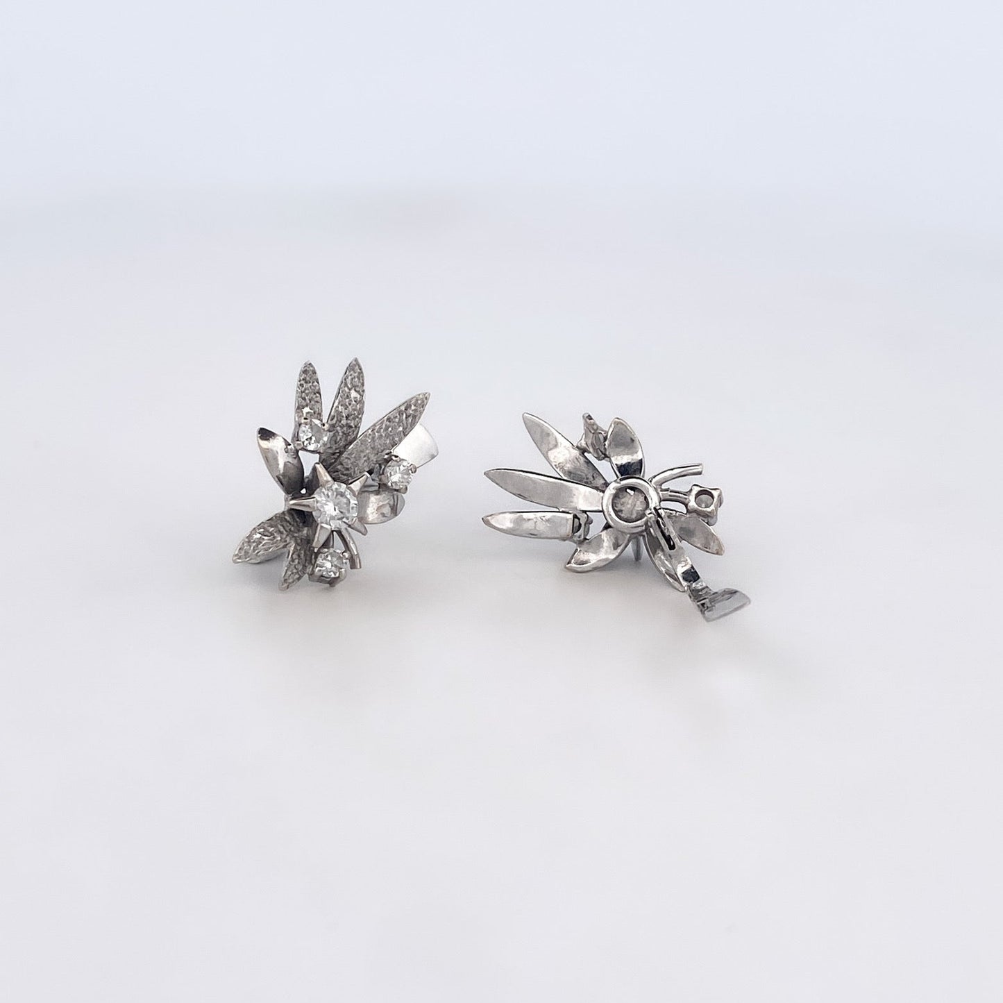 Comprar pendientes vintage de oro blanco de 18k y 8 diamantes en cada pendiente. Cierre catalán. Joyas segunda mano. Envío gratis. Joyería Ian'Or.