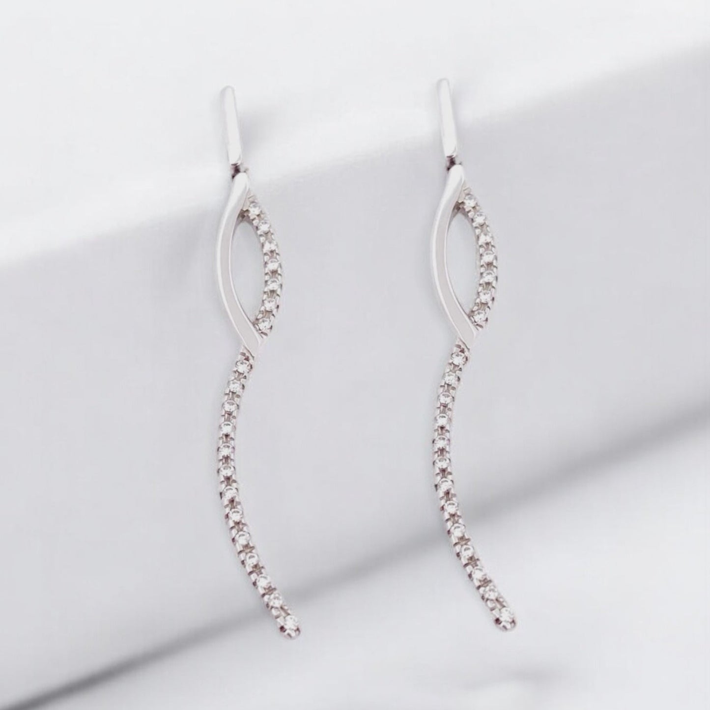 17721P - Pendientes largos Oro blanco 18kt y diamantes