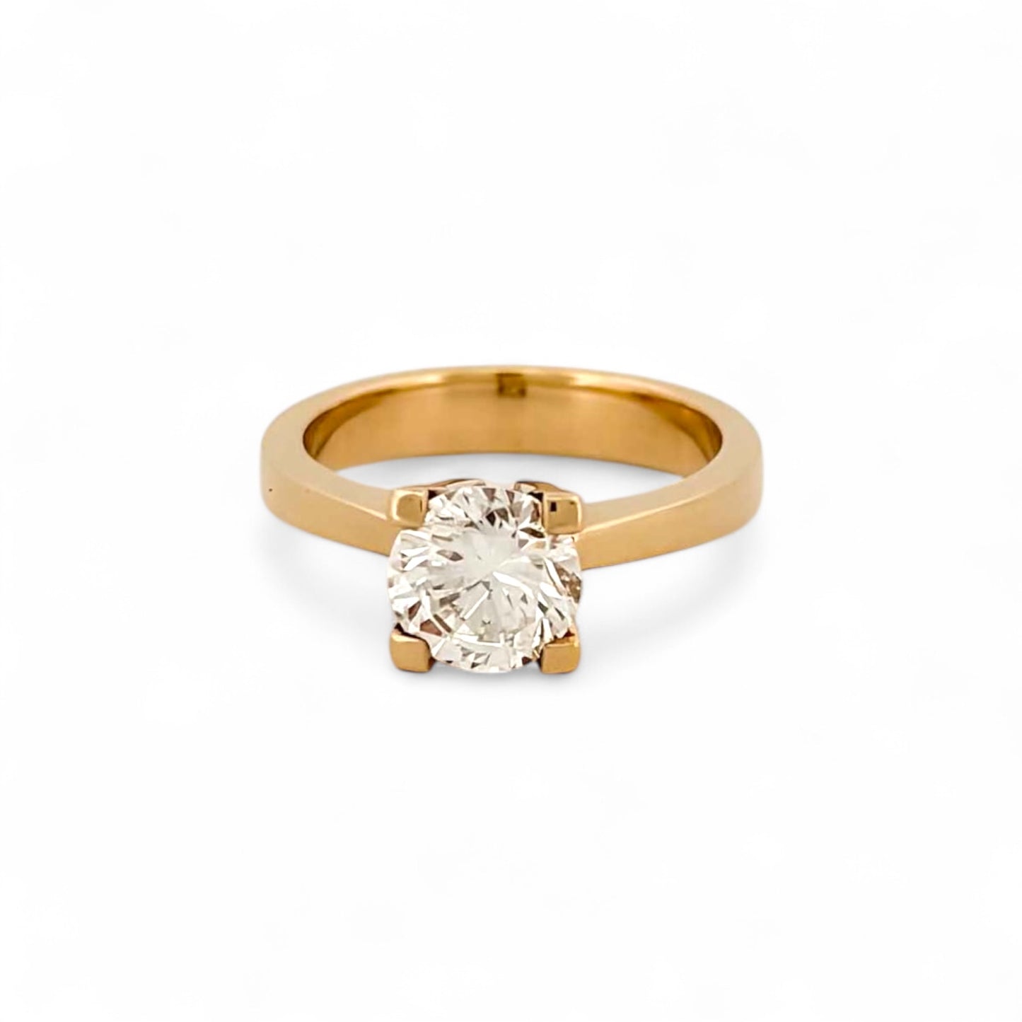 Solitario de oro amarillo de 18kt con diamante talla brillante de 7mm engastado en 4 grapas en oro amarillo. Un precioso anillo de compromiso con un diseño clásico y atemporal.
Joyas de segunda mano al mejor precio, envío gratuito. Anillos de compromiso baratos.