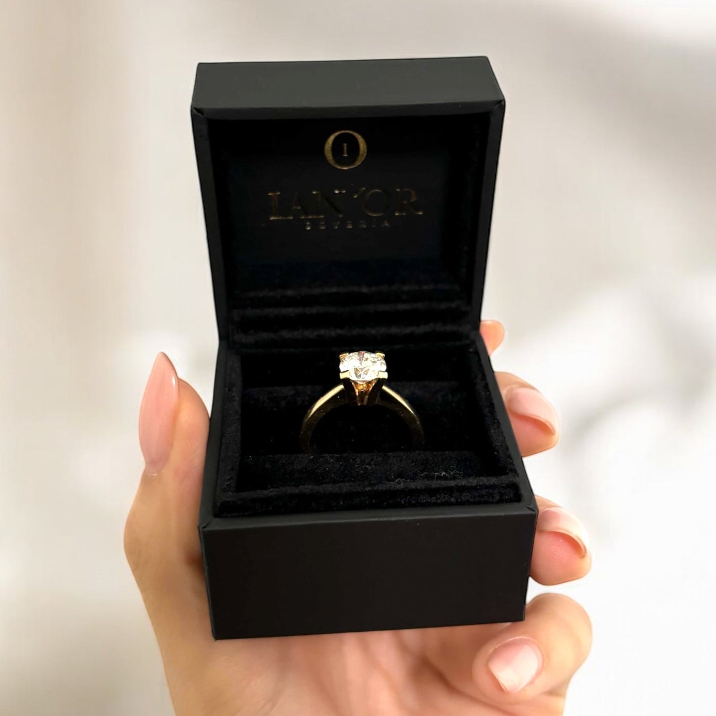 Solitario de oro amarillo de 18kt con diamante talla brillante de 7mm engastado en 4 grapas en oro amarillo. Comprar anillos de compromiso baratos Barcelona.