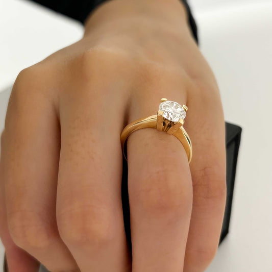 Solitario de oro amarillo de 18kt con diamante talla brillante de 7mm engastado en 4 grapas en oro amarillo. Comprar anillos de compromiso baratos Barcelona.