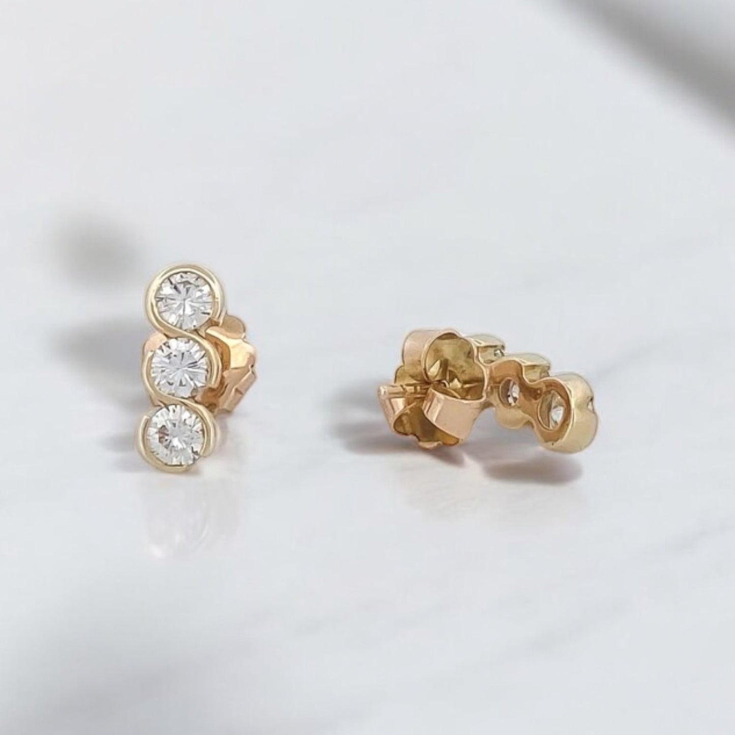 Pendientes de oro amarillo de 18kt con 3 diamantes talla brillante en cada pendiente. Estos preciosos pendientes tienen una medida de 15,35mm de alto y 6,03mm de ancho con un cierre a presión. Segunda mano, restauración y creación de joyas, compro oro Barcelona.