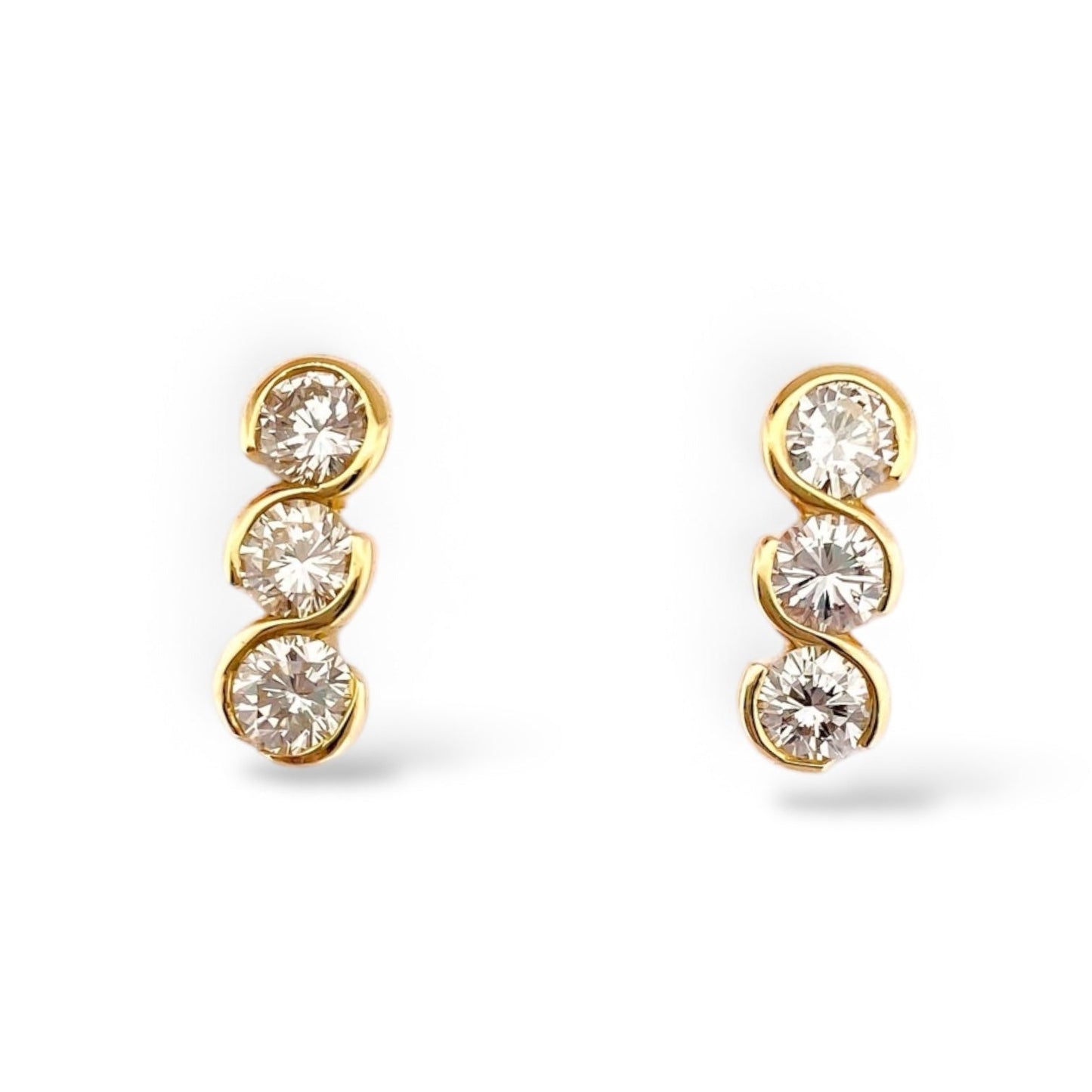 Pendientes de oro amarillo de 18kt con 3 diamantes talla brillante en cada pendiente. Estos preciosos pendientes tienen una medida de 15,35mm de alto y 6,03mm de ancho con un cierre a presión. Segunda mano, restauración y creación de joyas, compro oro Barcelona.