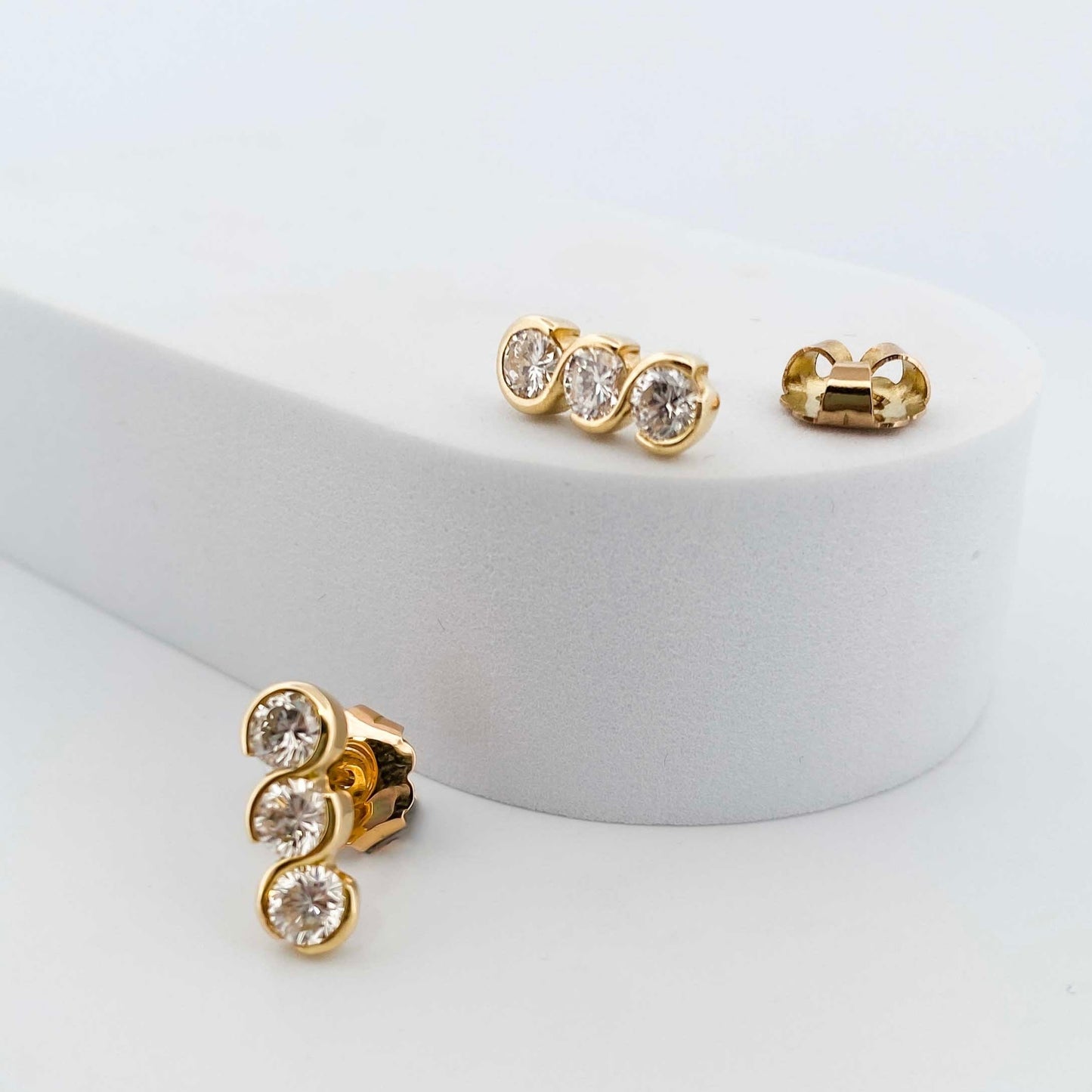 Pendientes de oro amarillo de 18kt con 3 diamantes talla brillante en cada pendiente. Estos preciosos pendientes tienen una medida de 15,35mm de alto y 6,03mm de ancho con un cierre a presión. Segunda mano, restauración y creación de joyas, compro oro Barcelona.