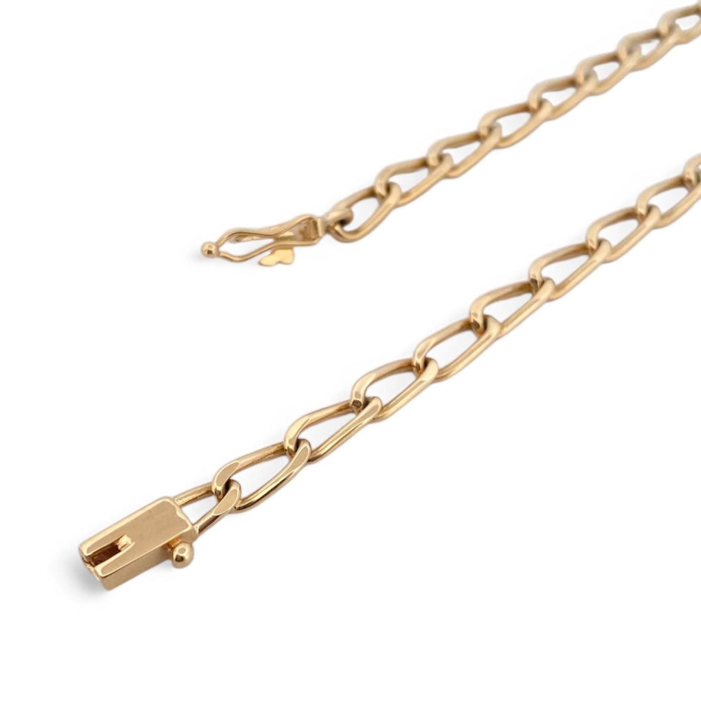 Collar de oro de 18kt con cadena barbada plana de 7mm de grosor. La cadena mide 61cm de largo y lleva cierre tipo cajón y cierre de seguridad lateral. Joya unisex para hombre y mujer.
Medida: 61cm largo y 0,7cm grosor
Peso: 48,46g.
Material: Oro de 18 Kt.
Cadenas de hombre de oro de 18kt baratas
