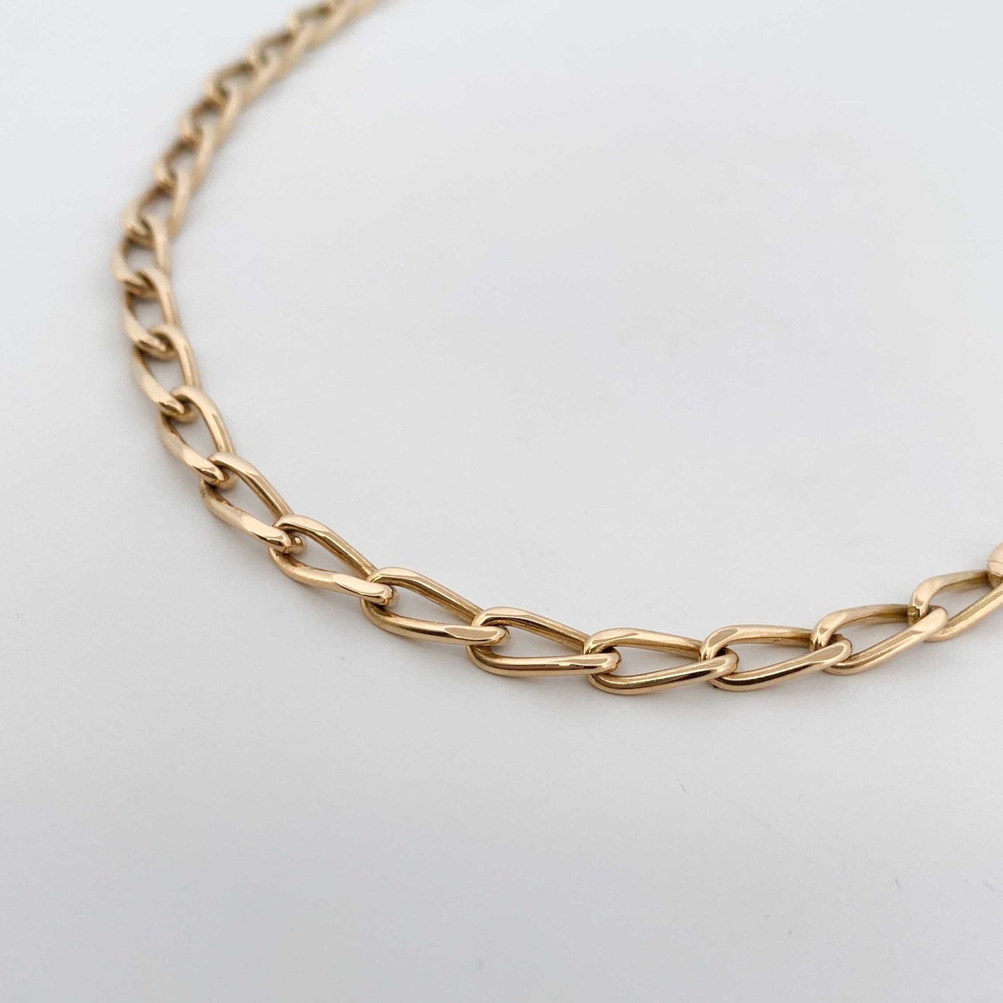 Collar de oro de 18kt con cadena barbada plana de 7mm de grosor. La cadena mide 61cm de largo y lleva cierre tipo cajón y cierre de seguridad lateral. Joya unisex para hombre y mujer.
Medida: 61cm largo y 0,7cm grosor
Peso: 48,46g.
Material: Oro de 18 Kt.
Cadenas de hombre de oro de 18kt baratas