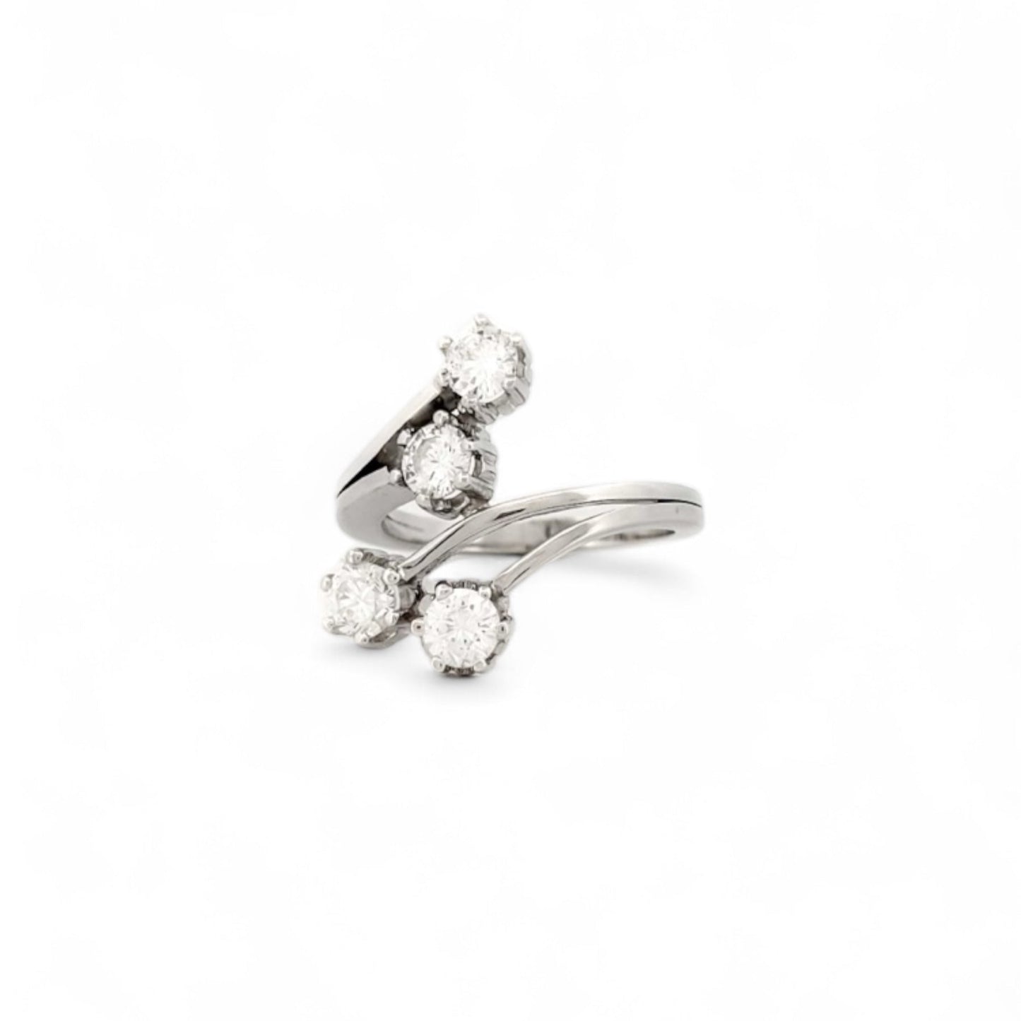 Sortija de oro blanco de 18kt con 4 brazos con finalización de 4 diamantes con engaste en 6 grapas.
Joyería compro oro, dónde comprar y vender joyas al mejor precio en Barcelona. Joyas al mejor precio, envío gratuito.