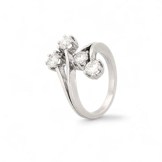 Sortija de oro blanco de 18kt con 4 brazos con finalización de 4 diamantes con engaste en 6 grapas.
Joyería compro oro, dónde comprar y vender joyas al mejor precio en Barcelona. Joyas al mejor precio, envío gratuito.