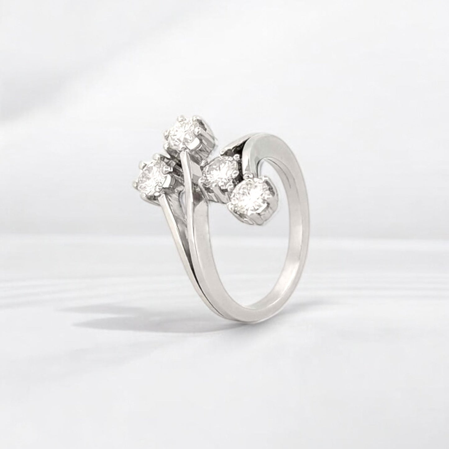 Sortija de oro blanco de 18kt con 4 brazos con finalización de 4 diamantes con engaste en 6 grapas.
Joyería compro oro, dónde comprar y vender joyas al mejor precio en Barcelona. Joyas al mejor precio, envío gratuito.