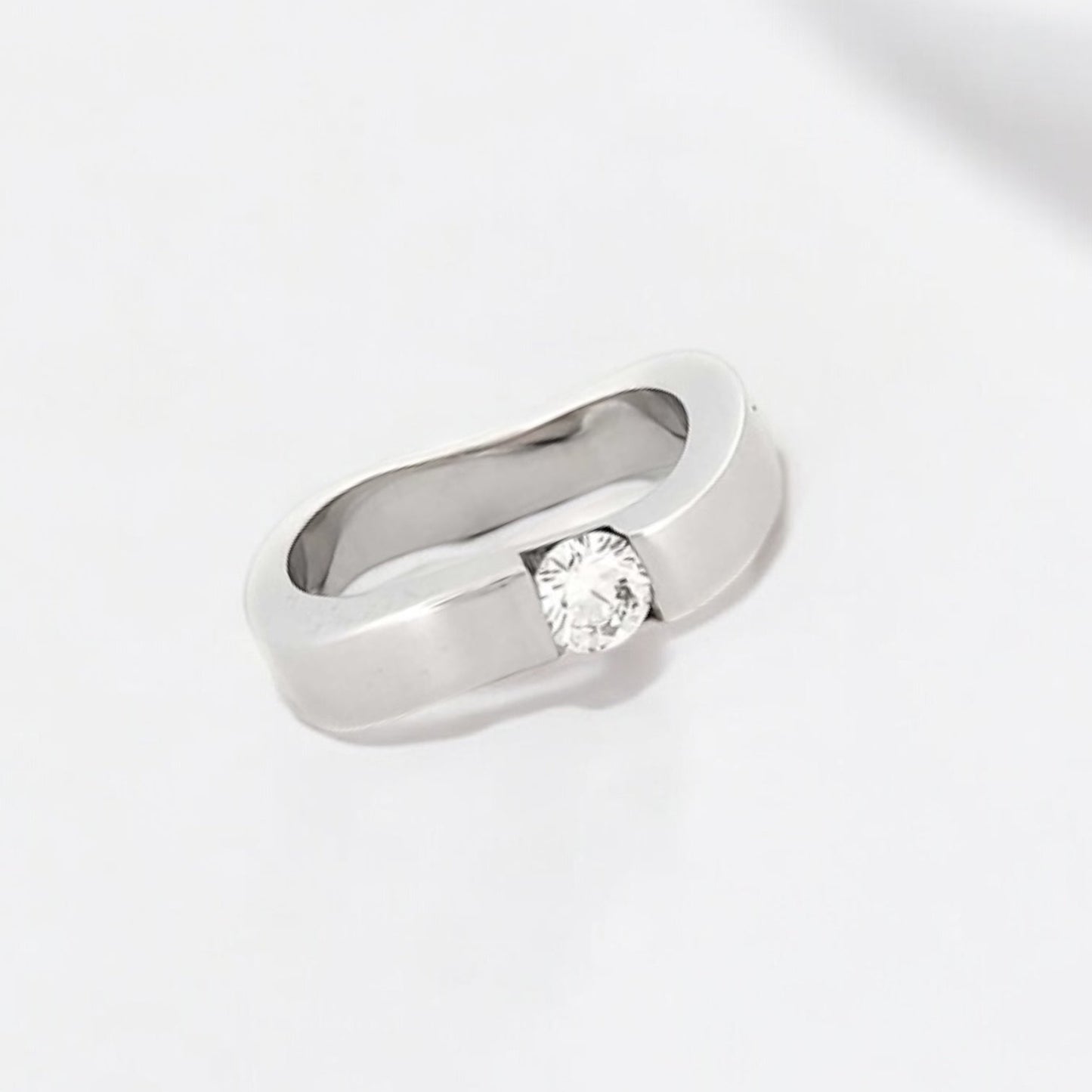 Solitario realizado en oro blanco de 18kt con diamante talla brillante. Un anillo que destaca por su sencillez y comodidad. Compro Oro y venta de joyas restauradas, dónde comprar y vende oro y joyas al mejor precio en Barcelona. Anillos de compromiso baratos en Barcelona.