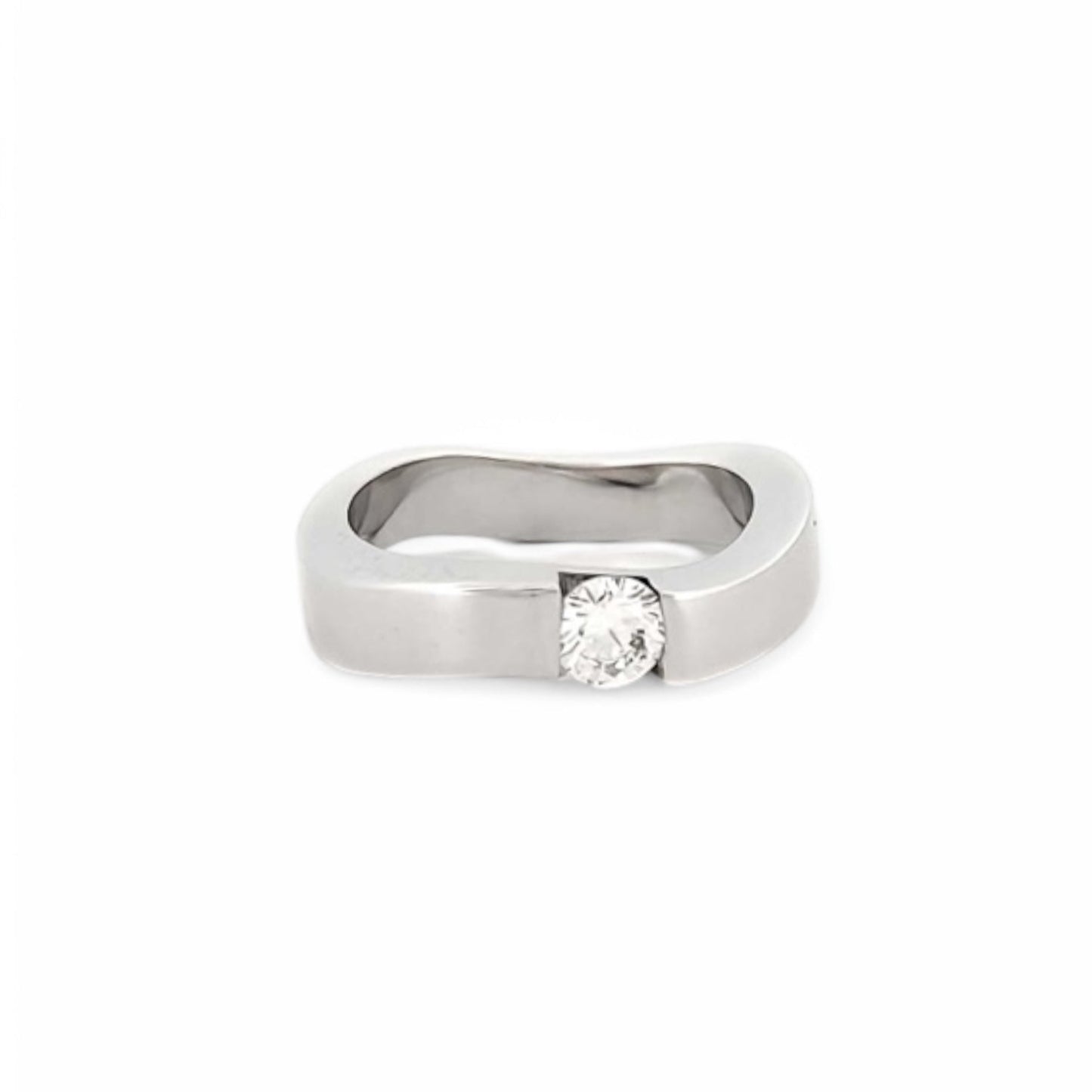 Solitario realizado en oro blanco de 18kt con diamante talla brillante. Un anillo que destaca por su sencillez y comodidad. Compro Oro y venta de joyas restauradas, dónde comprar y vende oro y joyas al mejor precio en Barcelona. Anillos de compromiso baratos en Barcelona.