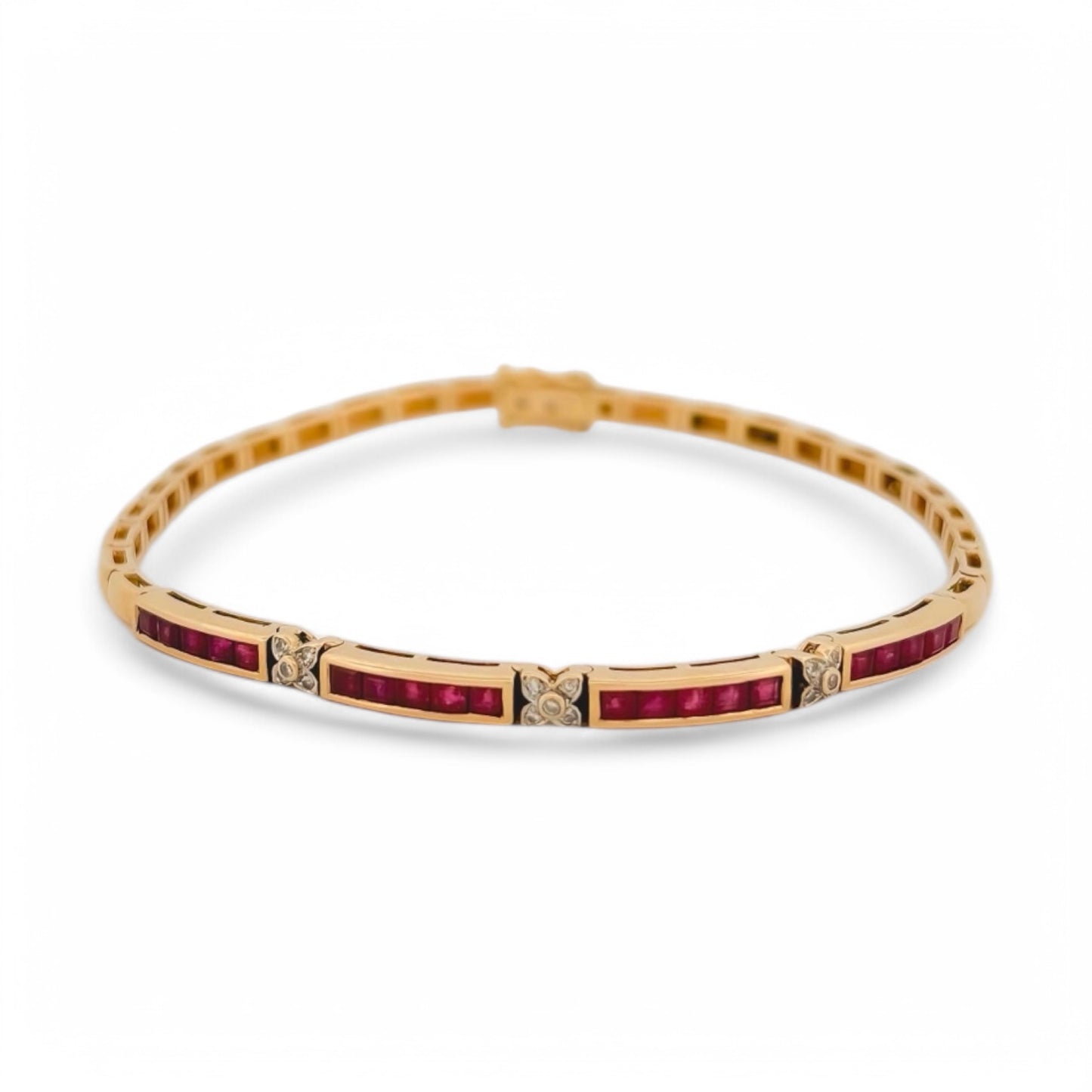 Pulsera semirígida de oro amarillo de 18kt con 20 rubíes talla princesa y 15 diamantes talla brillante. Esta preciosa pulsera dispone de cierre cajón y doble cierre de seguridad. Pesa 10,51g y mide 19,8cm. Joyas de segunda mano en Barcelona, compro oro y joyas al mejor precio. Joyería Compro Oro Barcelona, el mejor precio por tu oro y por joyas de segunda mano.