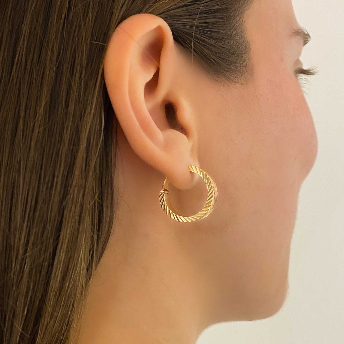 Comprar pendientes aro de oro amarillo de 18kt de 1,5cm de diámetro y 6,11mm de grosor. Pendientes de oro de 18kt baratos. Joyería Ian'Or. Envío gratis.