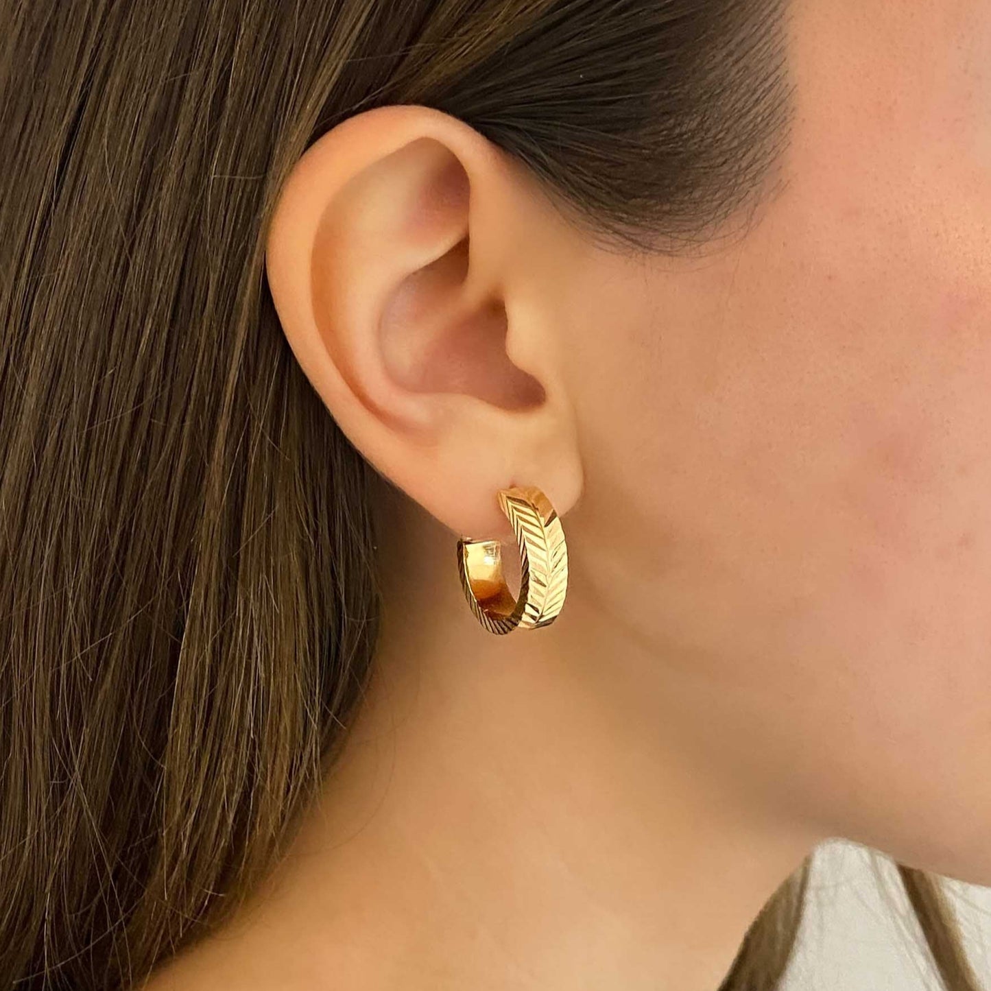 Comprar pendientes aro de oro amarillo de 18kt de 1,5cm de diámetro y 6,11mm de grosor. Pendientes de oro de 18kt baratos. Joyería Ian'Or. Envío gratis.