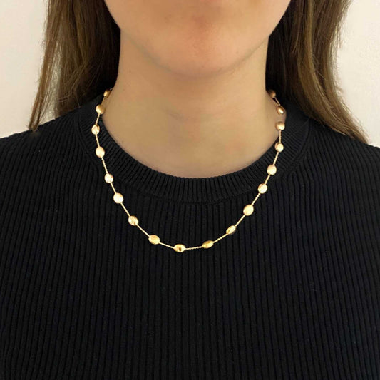 Comprar collar de oro amarillo de 18kt con cadena y bolitas intercaladas lisas y con textura. La cadena mide 44cm de largo. Joyas Barcelona. Joyería Ian'Or.