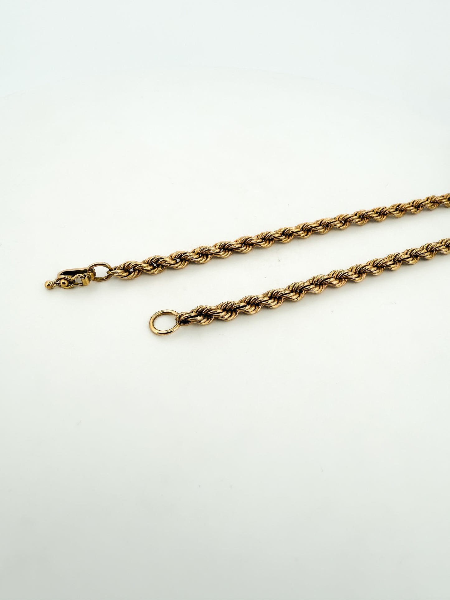 Collar de Oro amarillo de 18kt con cadena de cordón salomónico. La cadena mide 54cm de largo y dispone de un cierre desplegable. Joyería Ian'Or. Envío GRATIS.