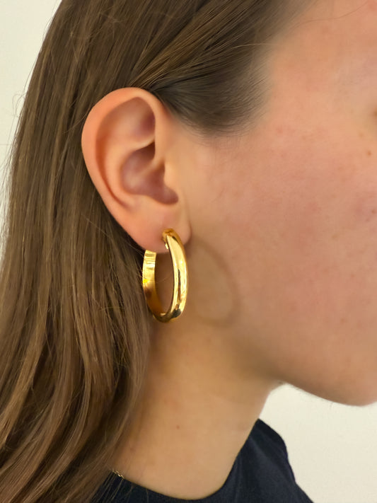 Pendientes de aro de oro amarillo de 18kt de 35mm de diámetro y 5,3mm de grosor. Disponen de cierre tipo criolla. Criollas de oro 18kt al mejor precio.